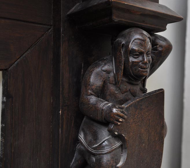 Старинный деревянный камин в неоготическом стиле, украшенный в декоративной манере «трубадур». Старинный деревянный камин в неоготическом стиле, украшенный в декоративной манере «трубадур».-4